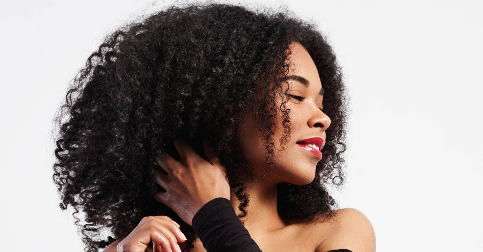 mulher com cabelo cacheado